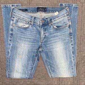 Light wash skinny jean